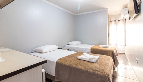 Habitación básica con 2 camas individuales