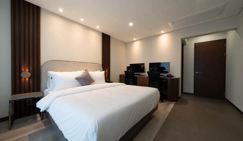 Couple PC Room