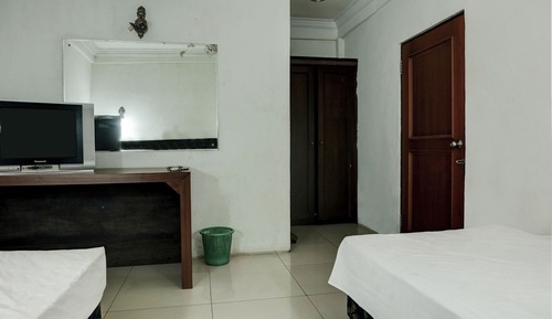 Habitación básica con 2 camas individuales