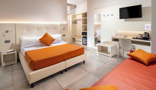 Habitación Confort, varias camas, balcón, vistas parciales al mar