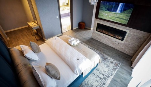 Balcony Deluxe Double with Mountain View&Fireplace