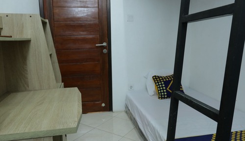 Habitación básica con 2 camas individuales