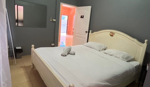 Habitación básica con 1 cama doble o 2 individuales, 1 cama doble