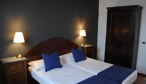 Habitación básica con 2 camas individuales