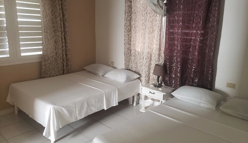 Habitación básica con 1 cama doble o 2 individuales, 2 camas de matrimonio