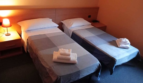 Habitación básica con 1 cama doble o 2 individuales