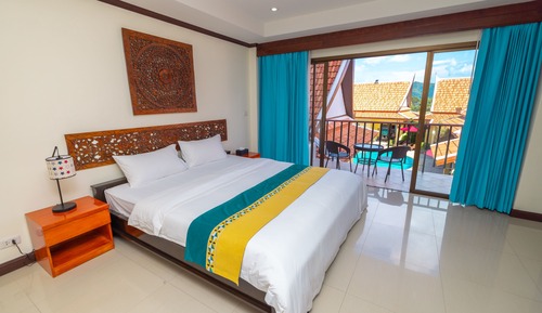 Habitación triple estándar, varias camas, vistas a la piscina