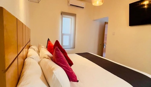 Habitación Deluxe, 1 cama de matrimonio grande, barras de apoyo en la ducha, planta baja