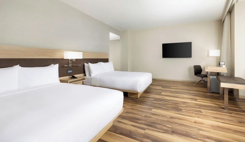 Habitación Deluxe, 2 camas de matrimonio, vistas a la ciudad (Mobility Accessible, Roll-In Shower)