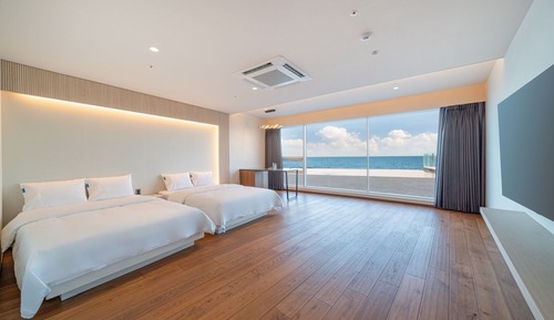 Habitación estándar doble, 2 camas dobles, no fumadores, vistas a la piscina