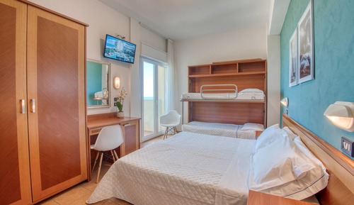 Habitación cuádruple panorámica, balcón, frente al mar