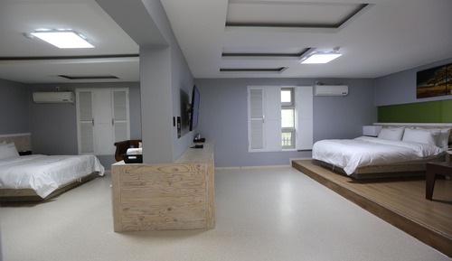 Deluxe Family Room