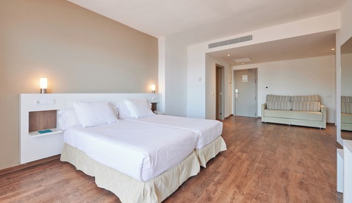Suite junior, balcón, vistas al mar (2 adults + 2 children)