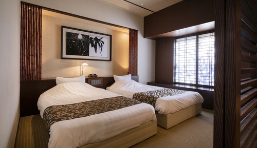 Suite (Check-in by 6PM / Dinner until 7:30PM)