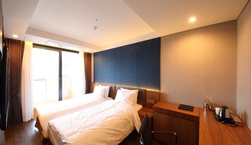 Habitación superior con 2 camas individuales, balcón
