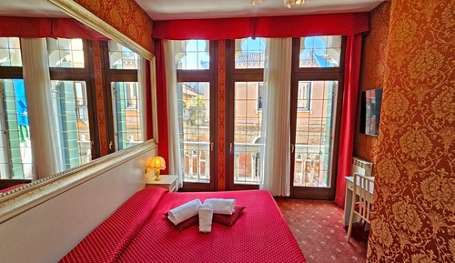 Habitación superior con 1 cama doble o 2 individuales, vistas al canal