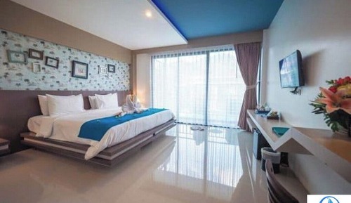 Habitación superior con 1 cama doble o 2 individuales, vistas a la piscina