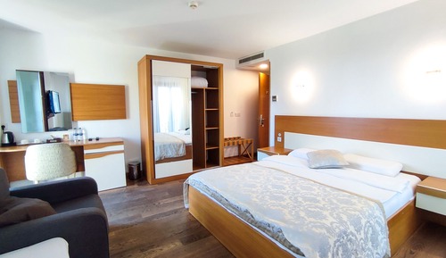 Habitación triple familiar, vistas parciales al mar