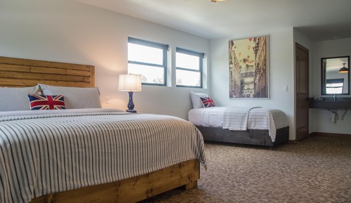 Room (1 king bed and 1 twin)