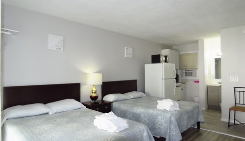 Habitación doble, 2 camas dobles, vistas parciales al mar