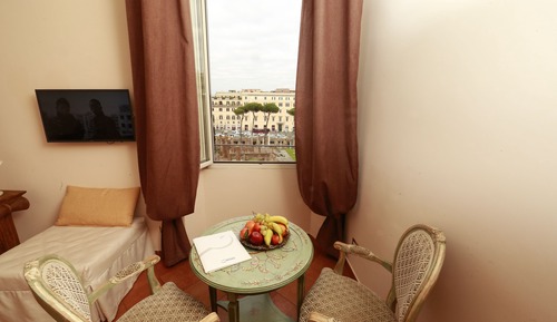 Habitación superior con 1 cama doble o 2 individuales, vistas a la ciudad