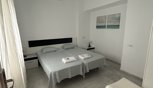 Habitación económica con 2 camas individuales, baño compartido