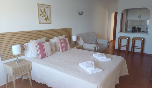 Estudio básico, 1 habitación, acceso a la piscina, planta baja