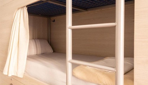 Dormitorio compartido superior, dormitorio mixto