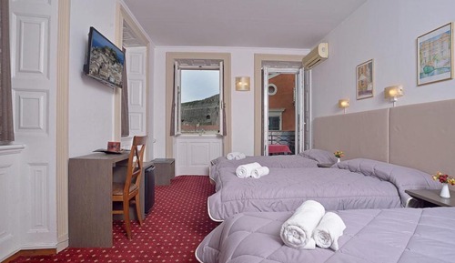 Habitación triple, vistas parciales al mar