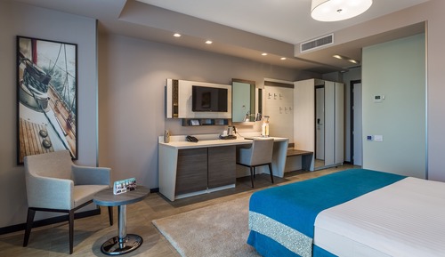 Habitación superior con 1 cama doble o 2 individuales, balcón, vistas a la ciudad