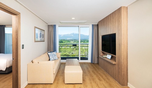 Kensington Deluxe Mountain View (Clean Room)