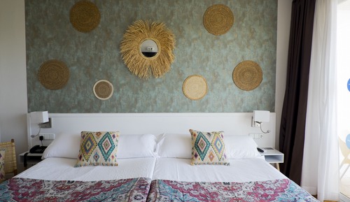 Habitación estándar con 1 cama doble o 2 individuales, balcón, vistas al mar