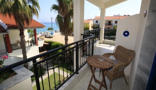 Estudio, vistas parciales al mar