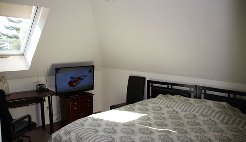 Standard Room, 1 Queen Bed, Shared Bathroom