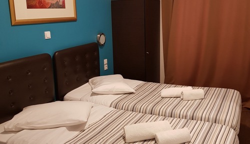 Habitación estándar con 2 camas individuales, baño privado, vistas a la ciudad