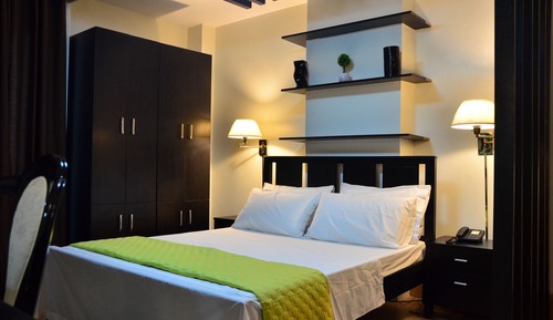 Estudio Deluxe, 1 cama de matrimonio, cocina básica, en una planta alta