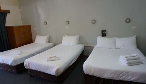 Habitación (1 Queen + 2 Singles)