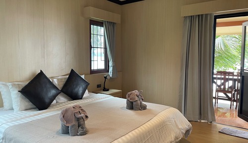 Air con beach front double room with sitting area 2 Persons