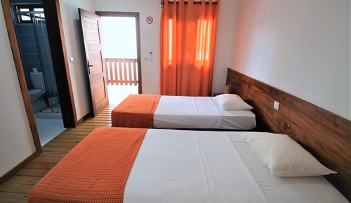 Habitación estándar con 1 cama doble o 2 individuales, baño privado
