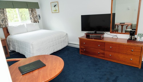 Standard Room, 1 King Bed, Non Smoking (216/220- Court 1 King Bed Non-OV 1st Floor)