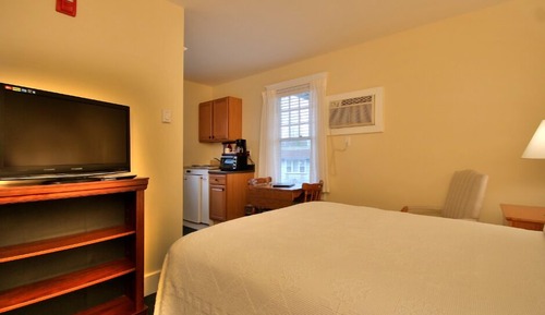 Standard Room, 1 Queen Bed, Non Smoking, Kitchenette (103 -1 Queen and Kitchenette Non-OV 1st Floor)