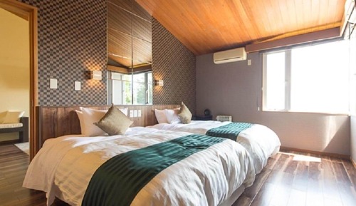 Habitación junior con 2 camas individuales, 2 habitaciones, fumadores, vistas parciales al mar
