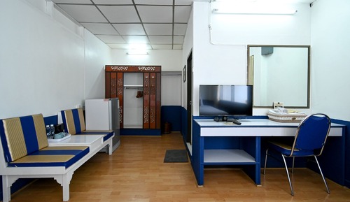 Twin Deluxe Room with Bathtub