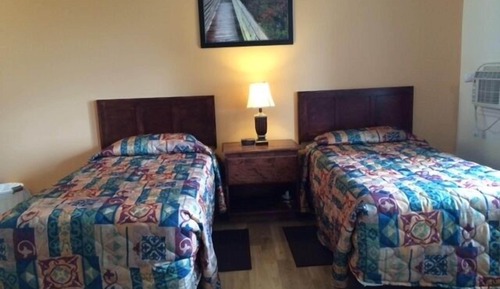 Habitación estándar (1 Queen Bed and 2 Single Beds)