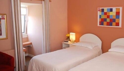 Habitación con 2 camas individuales, baño privado, vistas al mar