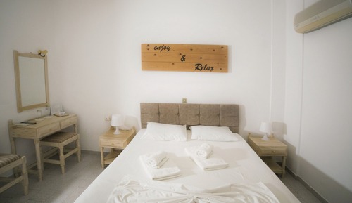 Habitación básica con 2 camas individuales