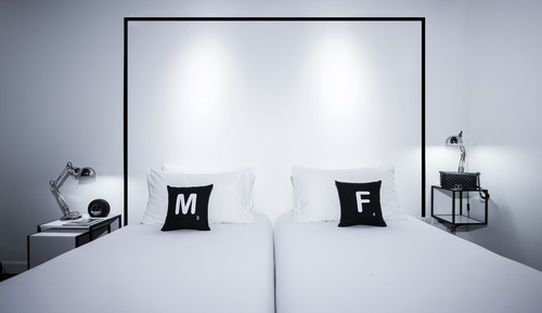 Deluxe Twin with outside Bathtub - Free Co-Working space 24 hrs.