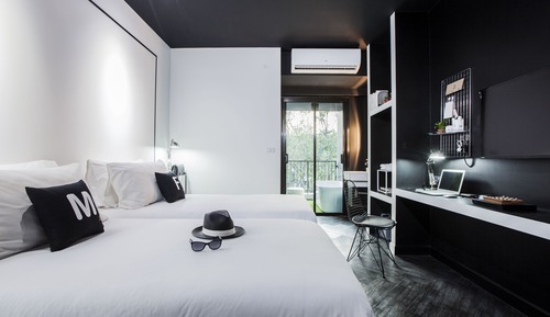 Deluxe King with outside Bathtub - Free Co-Working space 24 hrs.