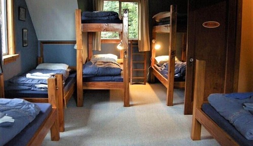 Dormitorio compartido, varias camas