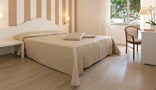 Habitación con 1 cama doble o 2 individuales, balcón, vistas parciales al mar